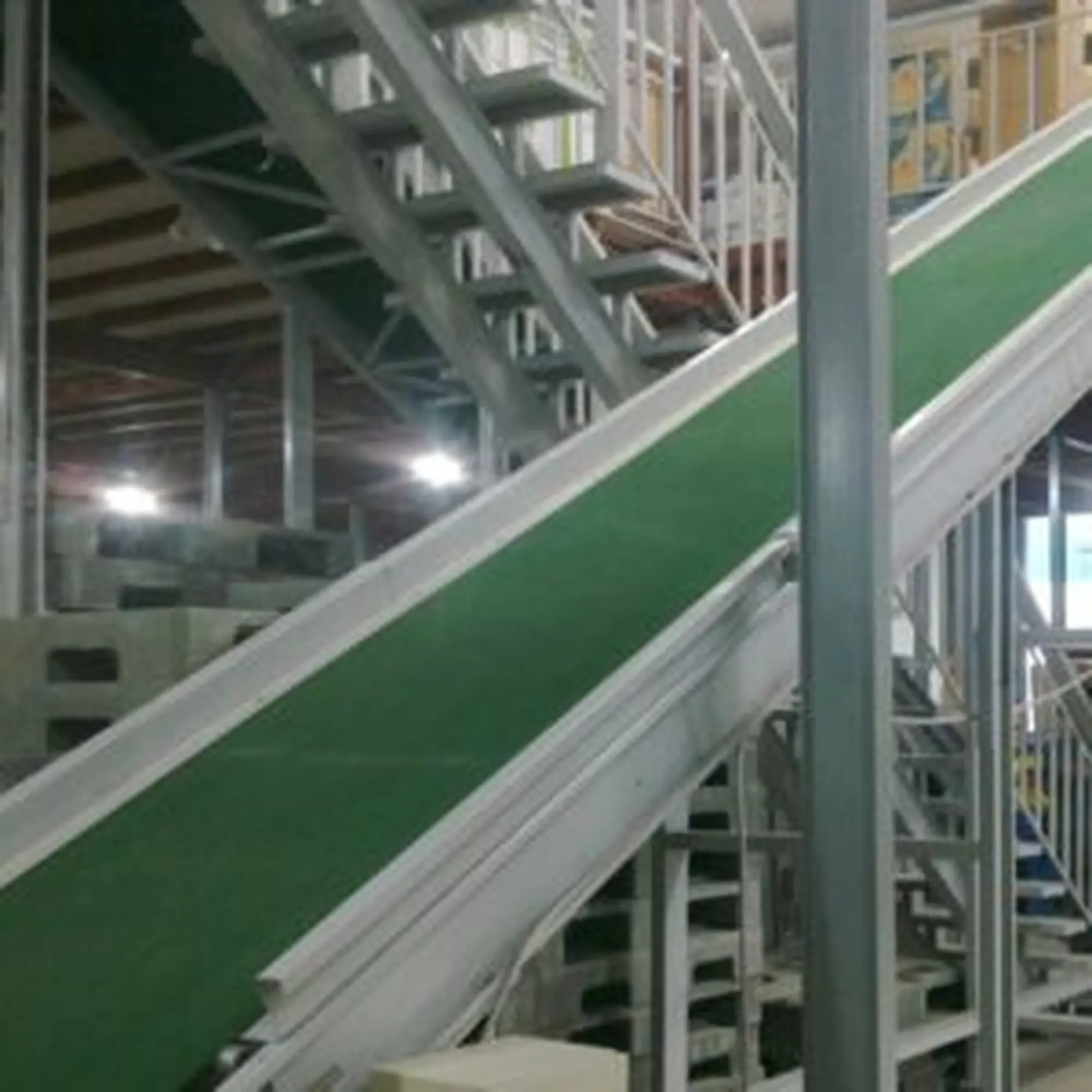 Băng tải PVC nghiêng