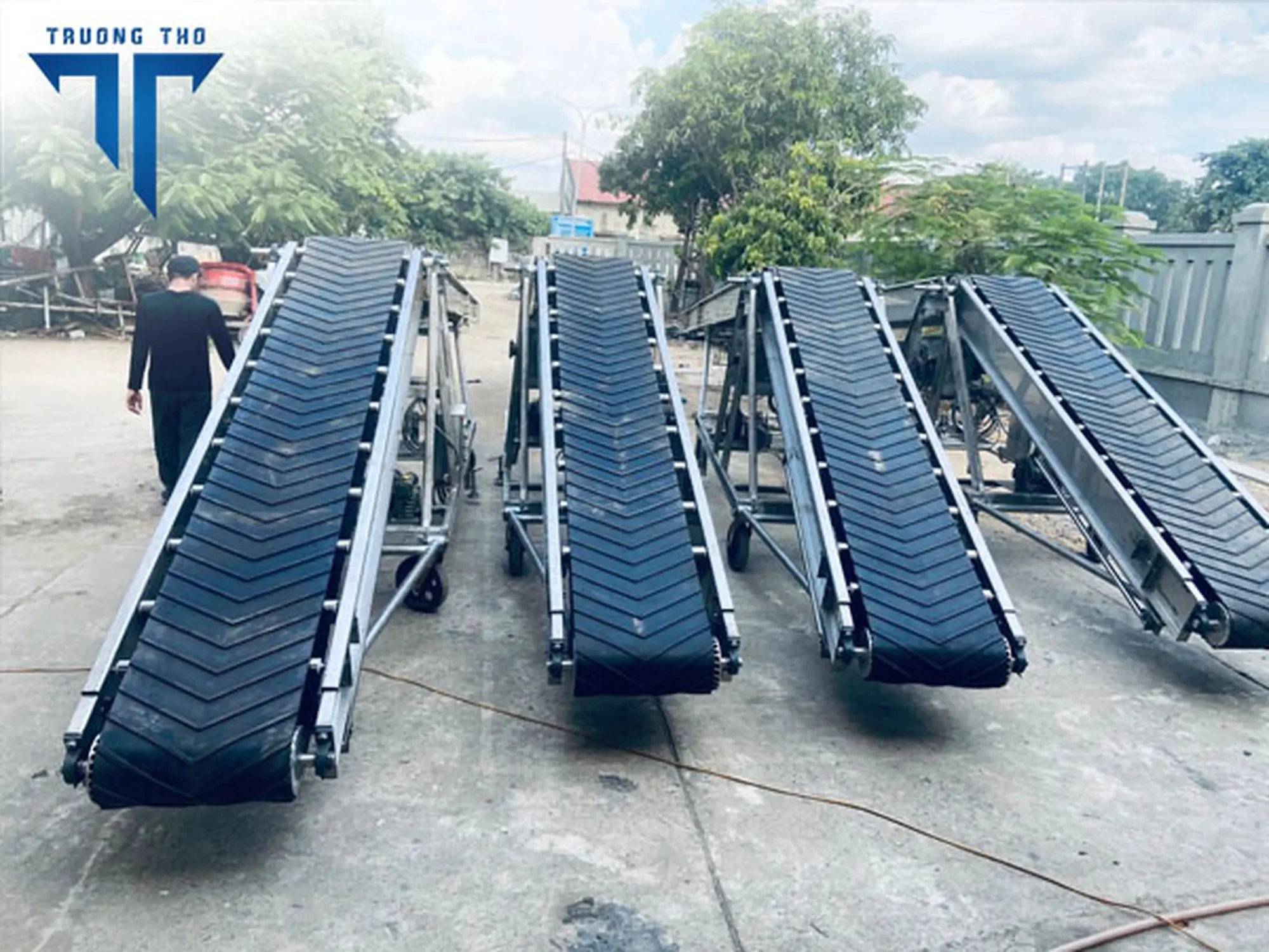 Băng tải cao su nghiêng